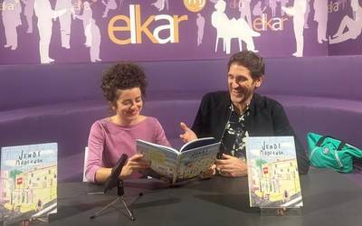 'Jende modernoa' eleberri grafikoa aurkeztu du Helena Azkarragaurizarrek Donostian