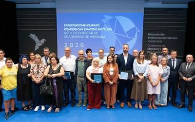 Biktimen senideek memoriaren koadernoak jaso dituzte