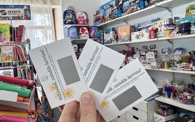 Erosketa txartelak eta txurroak banatzen ari da Txanda