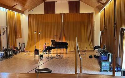 Antonio Oyarzabal pianistak ekin dio disko berria grabatzeari, bost entitateren babes ekonomikoa lortu eta gero