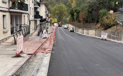 Txurrukeneko aparkaleku berriak margotzeko lanak hasi dituzte