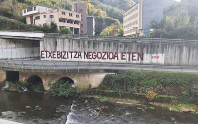 Herri sarrerako pintadari eta Mesedeetako egoitzako argindar sorgailuari buruz galdegin zuen Soraluzeko EAJ-PNVk osokoan
