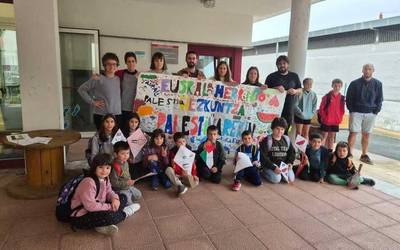 [ARGAZKIAK] Palestinaren aldeko elkarretaratzeak egin dituzte eskualdeko eskoletan