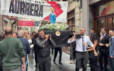 Maritxu bera jaitsi da kaxoitik kalera, eguerdiko giroa berotzera