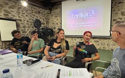 Trans kolektiboaren eskubideak aldarrikatu dituzte Lur Anitz Fest jaialdiaren irekierako mahai-inguruan