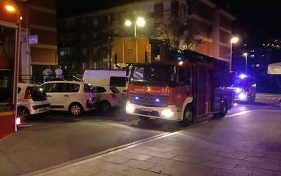 Bizilagun bat artatu dute Latiorroko etxe batean piztutako sutean, kea arnasteagatik