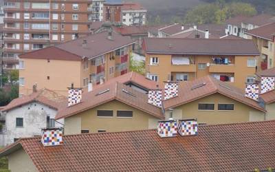 Irurtzundar bati etxegabetu eginen dutela jakinarazi diote