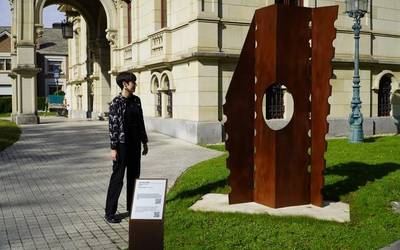 Arte Ederren Museoak eraikinaren sustrai esklabistak aitortu ditu 'Arrastoa' eskulturarekin