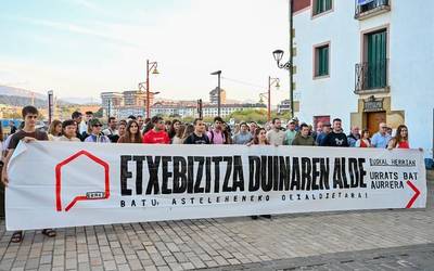 Etxebizitza eskubidearen alde eta espekulazioaren aurka egiteko batu dira herritarrak