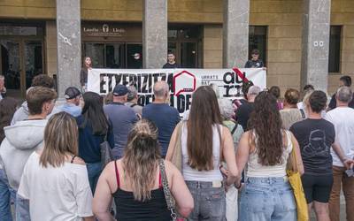 Etxebizitzaren aldeko eta faxismoaren aurkako aldarriak uztartu ditu Ernaik Laudion