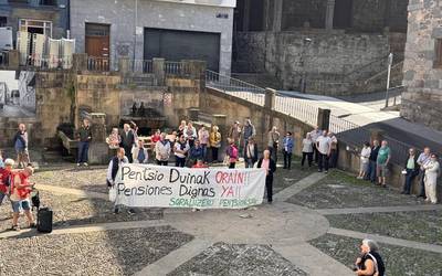 Etxebizitza negozioarekin bukatzeko aldarriarekin bat egin zuten atzoko elkarretaratzean