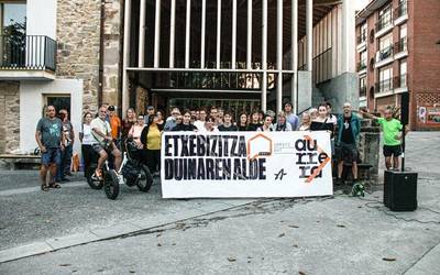 Ernaik etxebizitzaren aldeko elkarretaratzea egin du Larrabetzun