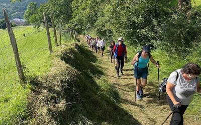 Martxa nordikoa eta ibilaldi osasungarriak martxan Durangoko adinekoentzat