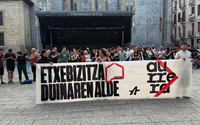 Ernaik elkarretaratzeak egin ditu, Arrasaten eta Bergaran, etxebizitzaren arazoa salatzeko