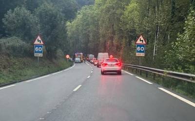 Auto bat irauli da Oñati eta Elorregi artean, eta pertsona bat zauritu da