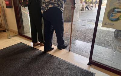 Erabiltzaileak berriro ere kexaka anbulatorio sarrerako putzua dela-eta