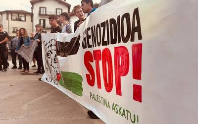 'Genozidiorik ez, gerrarik ez' lelopean elkarretaratzeak gaur arratsaldean eskualdeko hainbat herritan