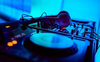 Borja Smoking-en doinu eskarmentudunak eta etxeko DJ gazteak, larunbatean skate parkean