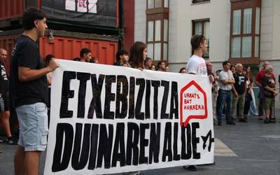 Etxebizitza duinaren aldeko aldarria egin dute Ermuan