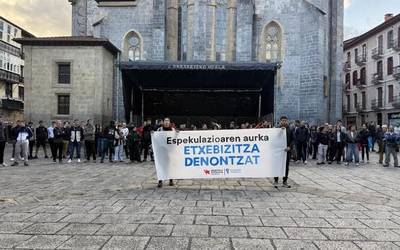 Espekulazioaren aurkako elkarretaratzea egin du Debagoieneko Etxebizitza Sindikatu Sozialistak