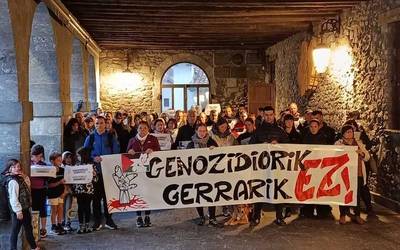 [ARGAZKIAK] Jende ugari bildu da Gernika-Palestina herri ekimenak deitutako elkarretaratzeetan