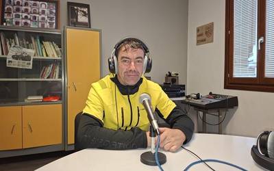 Iker Gomez Donostian taxilari dabilen leitzarra