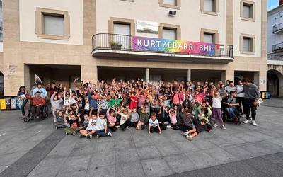 140 haur inguru elkartu dira Leintz Eskola Kiroleko hasierako jaialdian
