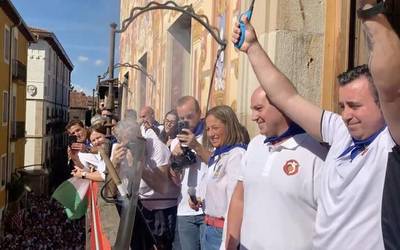 [BIDEOA] "Durangarrak zarete gure harmaila, ondo pasa jaietan!"