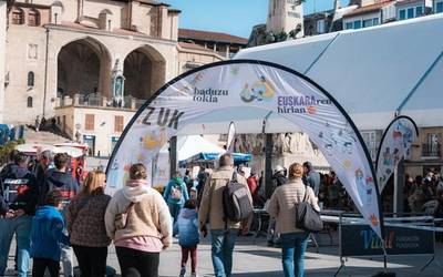 Gasteizko plazara jalgi da euskara