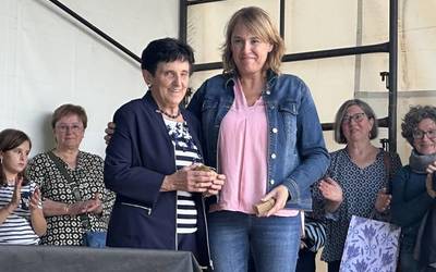 [ARGAZKIAK] Aresoko emakume artzainei omenaldi goxoa egin diete
