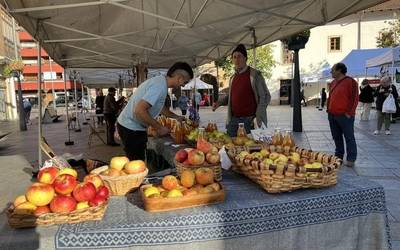 Bertako produktuen azoka, sagarra erdigunean jarrita, zapatuan