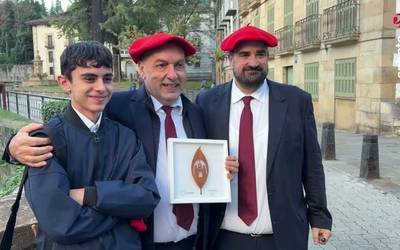 [BIDEOA]: Jon Gaminde gaiteroa omendu dute Zezenak Dira 40 urtez girotzeagatik