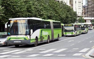 Bizkaibuseko 3613 lineak atzerapen handiekin funtzionatzen duela salatu dute Orozkoko erabiltzaileek