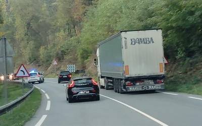 Kamioi baten matxurak auto-ilara luzeak eragin ditu Oñatin