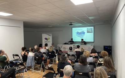 Arnasguneek euskararen berpiztean hartu beharreko rolez hitz egin dute Garmendiak eta Artolak