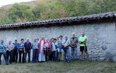 San Bizente ermitako atea, atzera ere, zabaldu zen