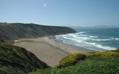Acero Surf Eskolak Barinatxen jarraitzeko irtenbide bat eskatu die Getxo eta Sopelako udalei