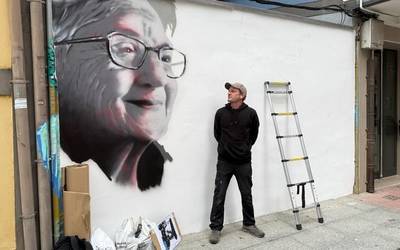 Mural berria margotzen ari da Gorka Gonzalez Ermuan