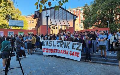 Miguel de Unamunoko hezkuntza komunitateak babesa adierazi die etxegabetze arriskuan dauden ikasleei