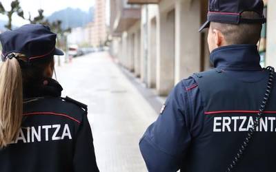 Eskoriatzako kontrol batean identifikatutako bi lagun terrorismo delitua egotzita atxilotu dituzte
