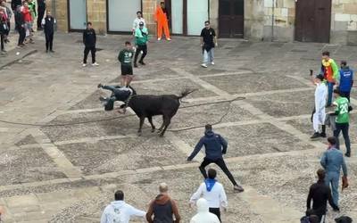 [BIDEOA]: Ospitaleratze bat eta mozorro ugari sanfaustoetako azken sokamuturrean