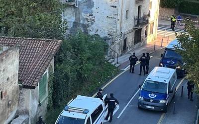 Landako kaleko etxe okupatua hustu dute, hamabi pertsona kale egoeran utziz