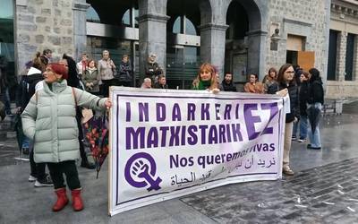 Indarkeria matxistarik gabeko bizitzak aldarrikatu dituzte Angeluko emakumearen heriotzaren aurrean