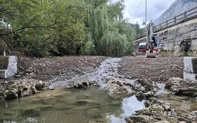 URA agentziak Mañaria ibaiko presa bi kendu ditu Izurtzan