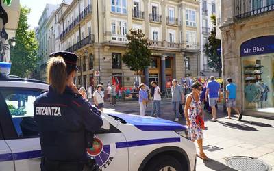 Gizonezko lau gazte atxilotu dituzte, bi emakumeri sexu erasoa egitea egotzita
