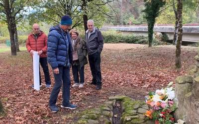 Osintxuko monolitoan duela 90 urte faxistek eraildako bost gizonei lore-eskaintza egin diete