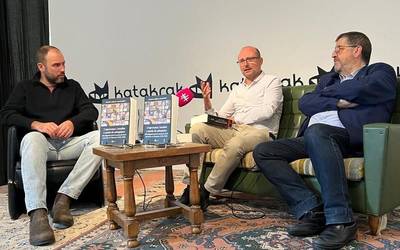 Tupustarriekin batera frankismoaren biktimekin memoria egiten segitzeko liburua aurkeztu du Roldan Jimenok