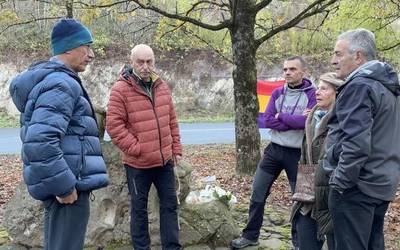 Osintxuko monolitoan duela 90 urte faxistek eraildako bost gizonei lore-eskaintza egin diete