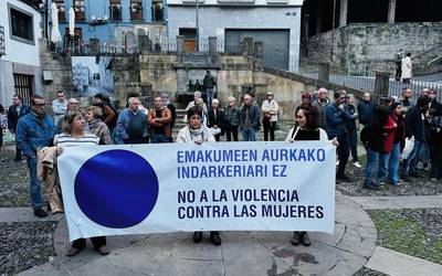 Herritarrek Angelun, Arrasaten eta Zumaian salatutako erasoak gaitzetsi dituzte plazan