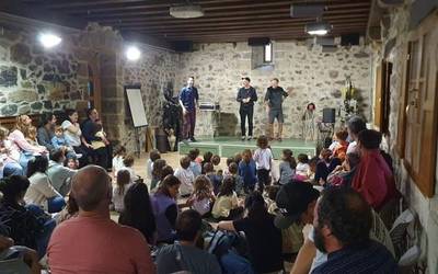 Magia saioak bildu ditu familiak, Eskoriatzan